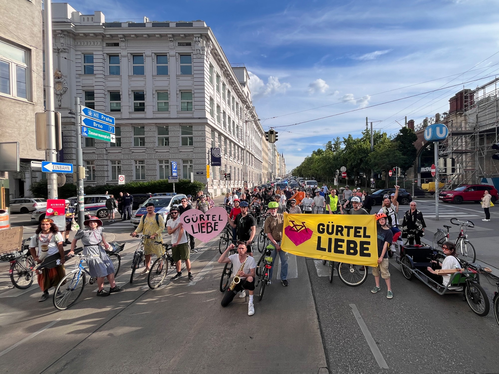 Aktivist:innen der Gürtelliebe in Wien
